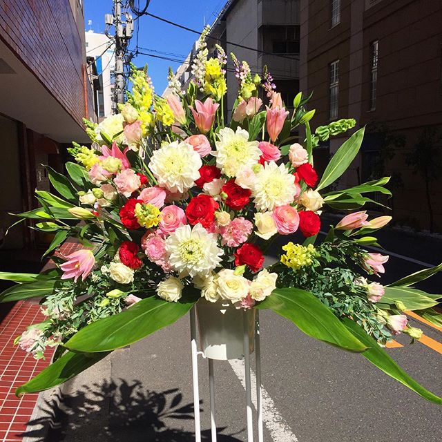 【東京プランツワークス】-Instagramより- お祝いのお花飾りも始めました️.用途に合わせて、対応いたします.今回はお誕生日のお祝いエネルギッシュな歳を迎えて欲しく、明るい色を使いました️..